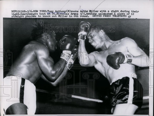 1958 Press Photo Boxer Tony Anthony lands a right on Artie Miller in New York - Historic Images