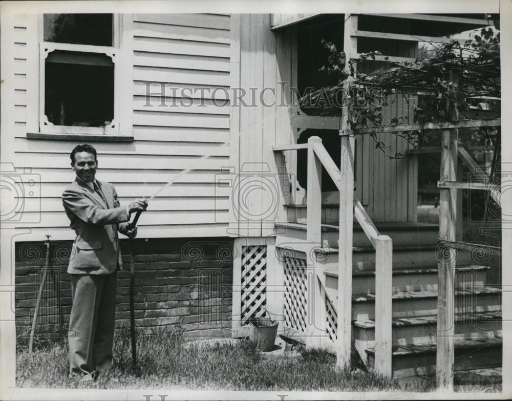 1934 Press Photo Boxer Jimmy McLarnin waters his grape vines at home - net11784 - Historic Images
