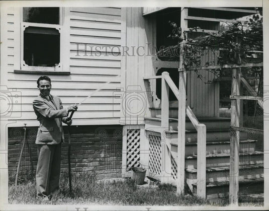 1934 Press Photo Boxer Jimmy McLarnin waters his grape vines at home - net11784 - Historic Images