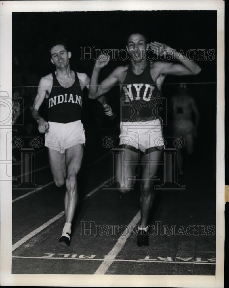 1943 Press Photo NYU runner Frank DIxon wins Hunter Mile Cup at Boston Garden - Historic Images