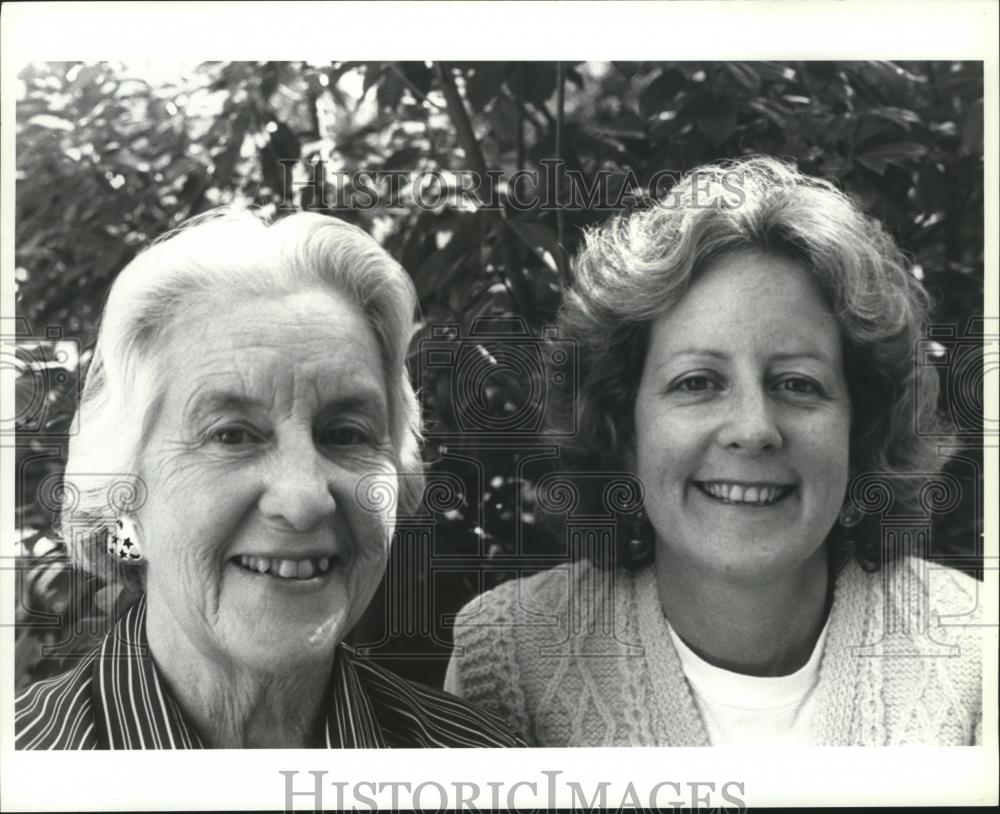 1995 Press Photo Nancy Baker Wise &amp; Christy Wise Authors of A Mouthful of Rivets - Historic Images