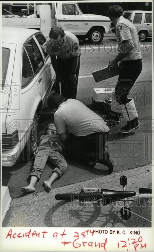 1987 Press Photo 7 year old Brian Cauvel gets hit by car while riding bicycle - Historic Images