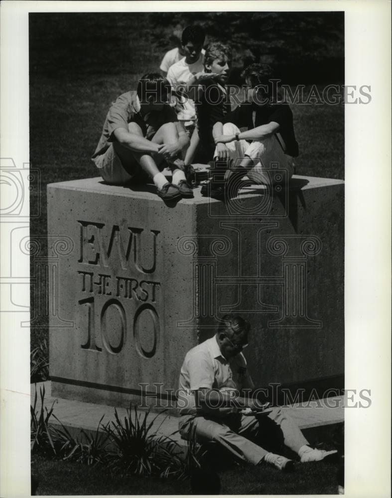 1989 Press Photo Delegates to Boys State Sit on Top of Centennial Monument - Historic Images