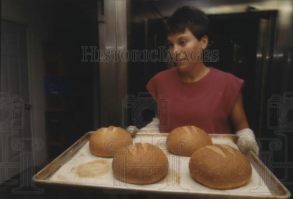 1993 Press Photo Kristy Armention Removes Loaves of Bread at Cobblestone Bakery - Historic Images