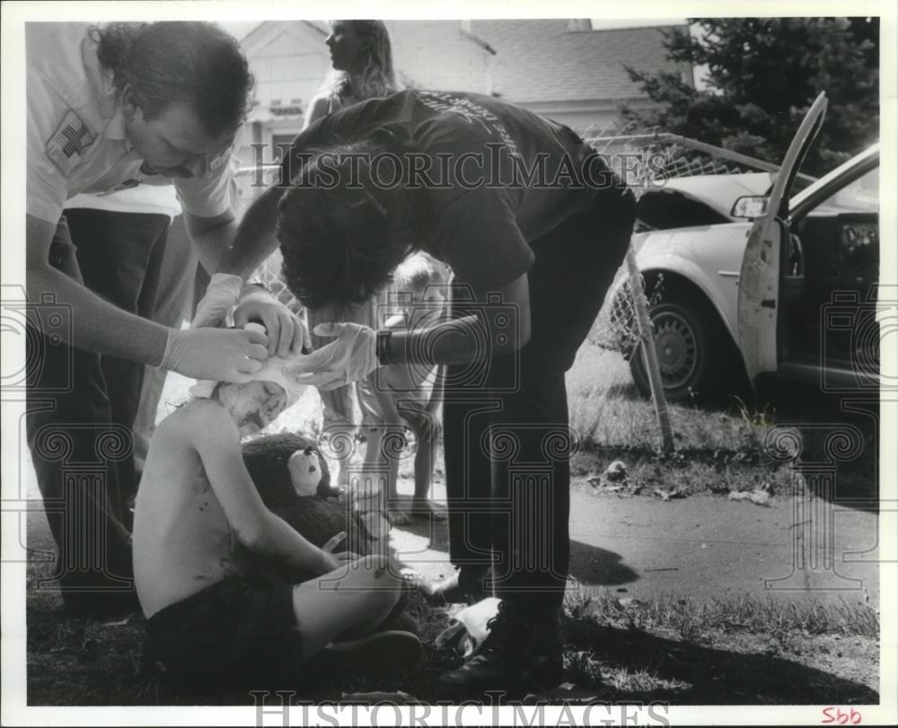 1993 Press Photo Paramedics Treat Robin Krieder Injured in a Car Crash - Historic Images