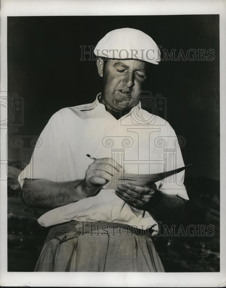 1948 Press Photo Golfer Bobby Locke checks scorecard at a tournament - net14726 - Historic Images