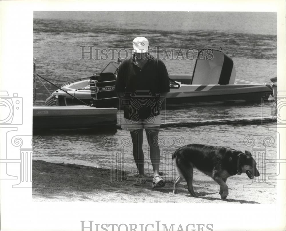 1992 Press Photo Boater Dave Alexander Witness Accident on Liberty Lake - Historic Images