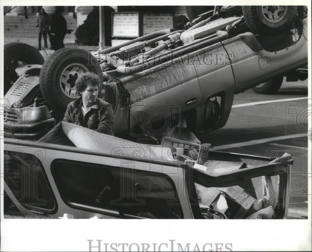 1993 Press Photo Rex Grace Examine Wreckage of Pickup - spa27926 - Historic Images