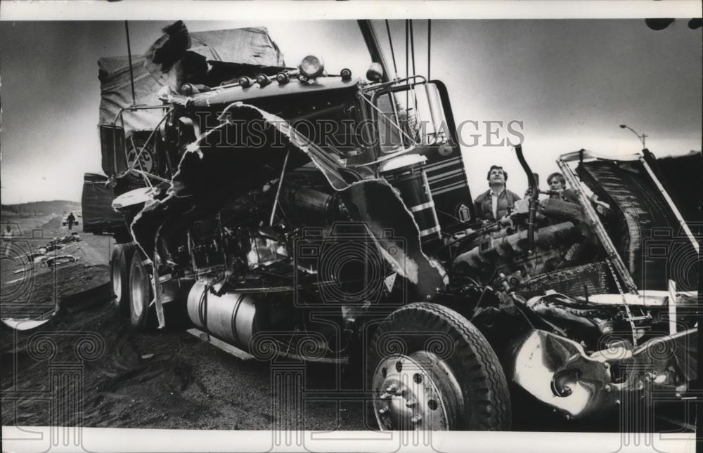 1981 Press Photo Tractor Trailers Piled Up Interstate 90 West of Spokane - Historic Images