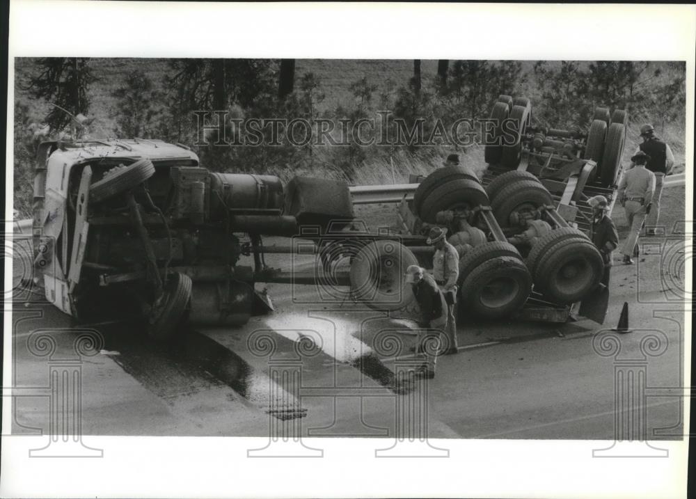 1994 Press Photo Workers Clean Up After John Crandall Flipped His Rig on US 195 - Historic Images