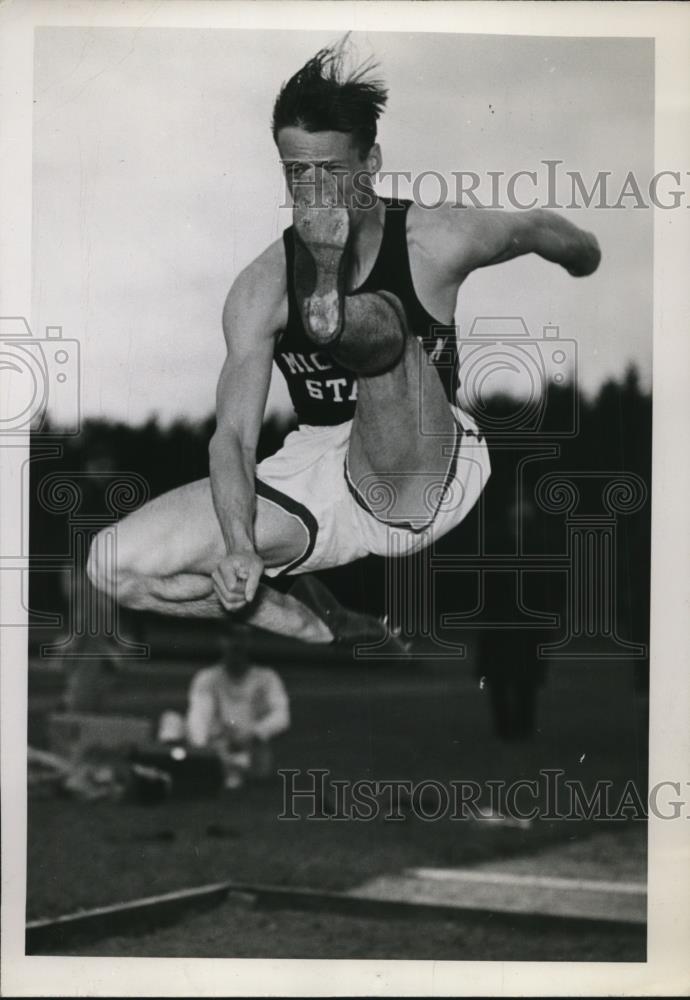 1945 Press Photo Wayne Finkelbeiner in broad jump for Michigan State - net12261 - Historic Images