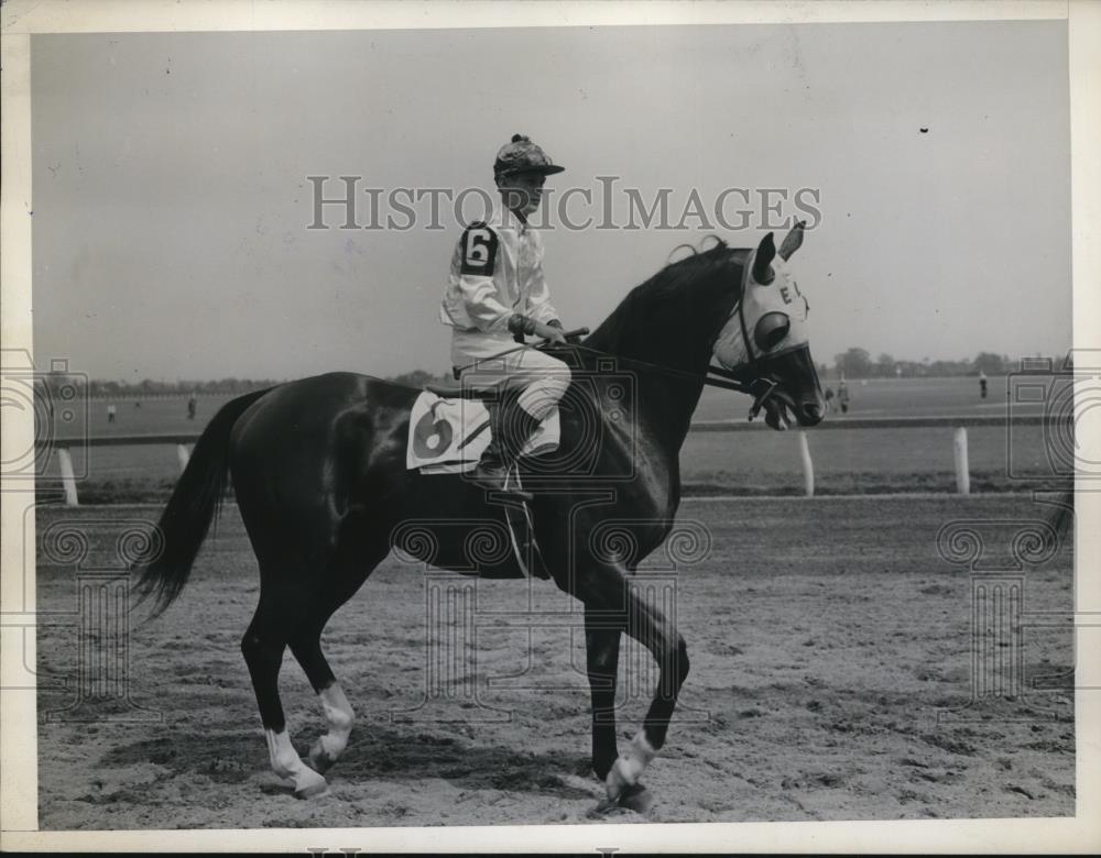 1945 Press Photo Jockey Warren Mehrtens on Floodtown at a race track - net15695 - Historic Images