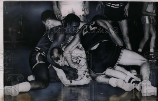 1953 Press Photo Washington and Kansas State basketball players fight for ball - Historic Images