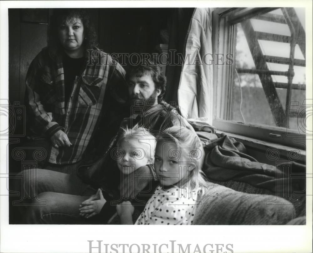 1993 Press Photo Naomi Johnson and Mike West with Children Jacob and Shannon - Historic Images