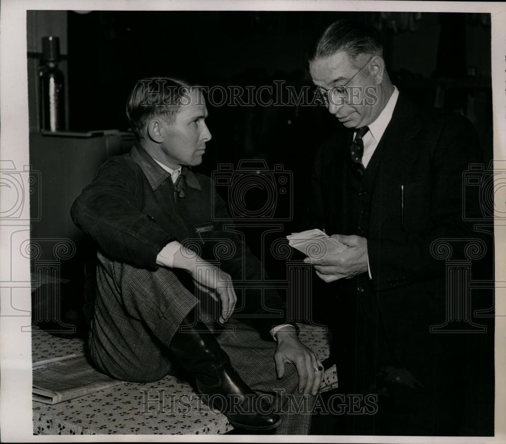 1939 Press Photo Jockey Charles Corbett with race expert Bill Roderick - Historic Images