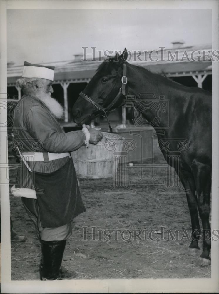 1945 Press Photo Santa Clause &amp; racehorse at Florida&#39;s Gulfstream Park - Historic Images