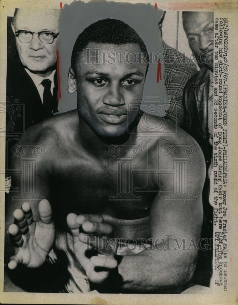 1967 Press Photo Boxer Joe Frazier after KOing Doug Jones in Philadelphia - Historic Images