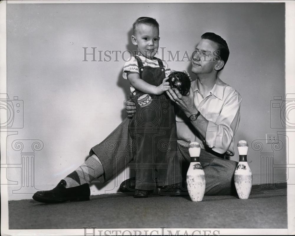 1955 Press Photo Bill Lillard won All Star Bowling tourny, son Zach in Chicago - Historic Images