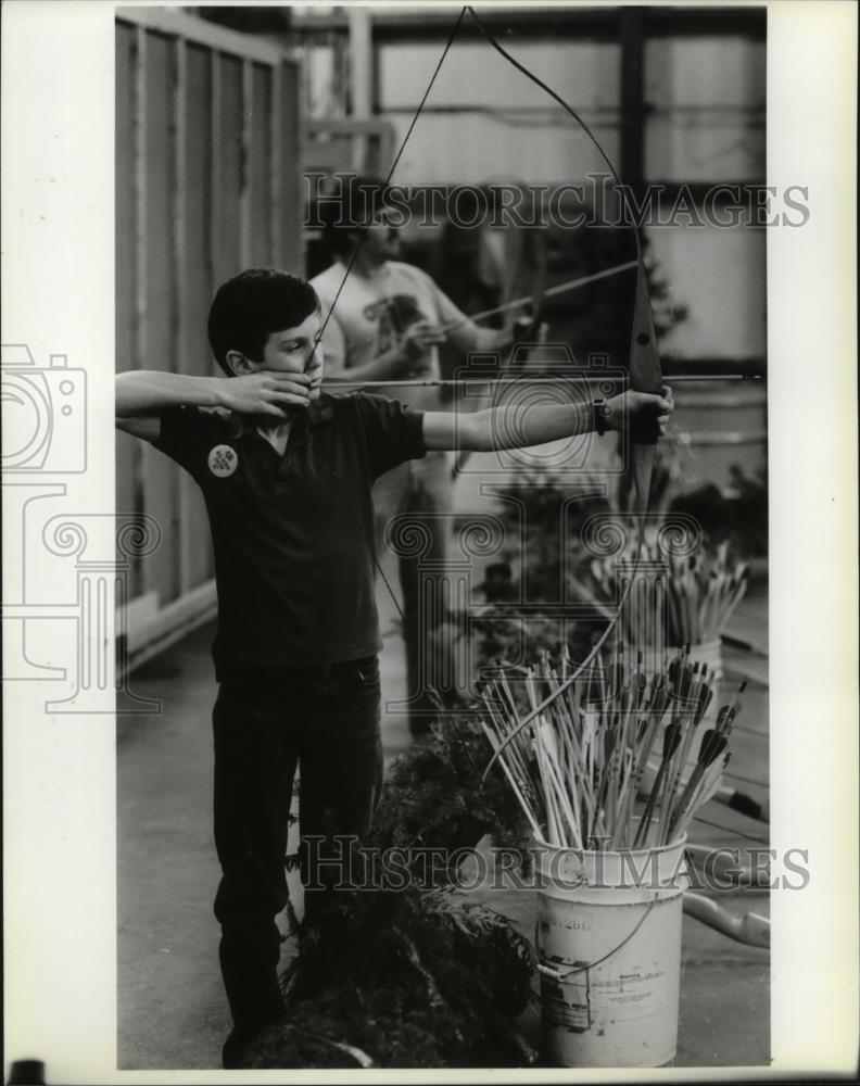 1987 Press Photo Big Horn Sports &amp; Rec Show Trevor Bennett Archery - spa25524 - Historic Images