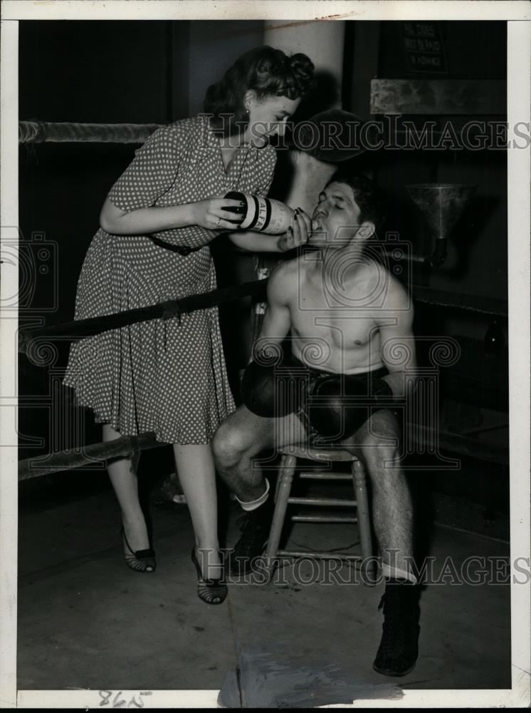 1942 Press Photo Jane Brophy & boxer Bobby Ruffin at bout vs Bob Montgomery - Historic Images