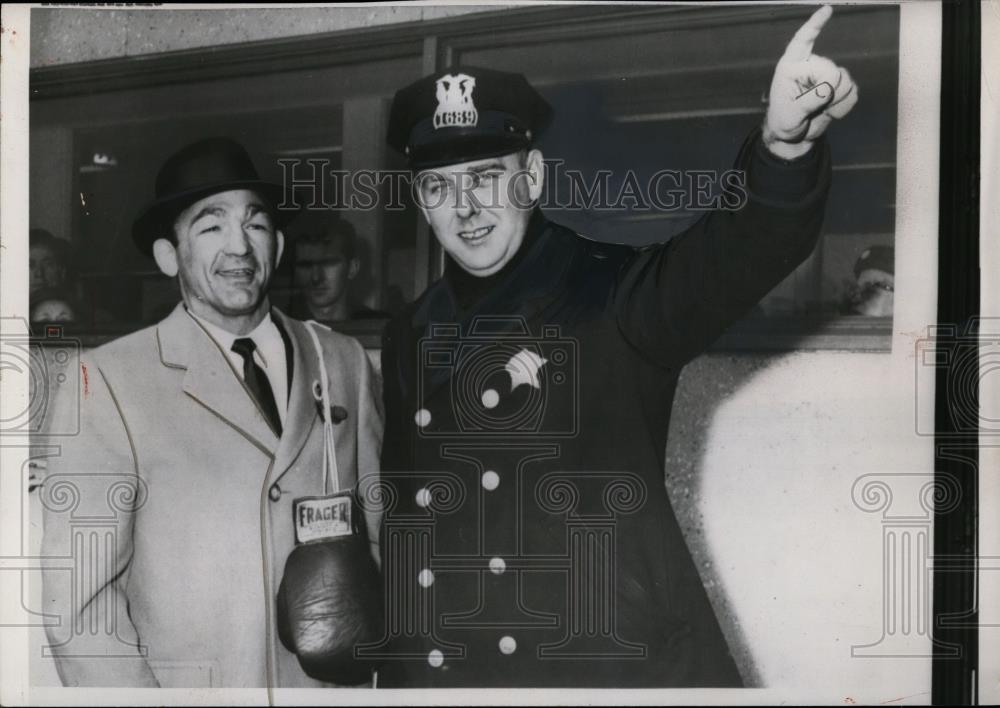 1958 Press Photo Boxer Carmen Basilio gets directions from police in Chicago - Historic Images
