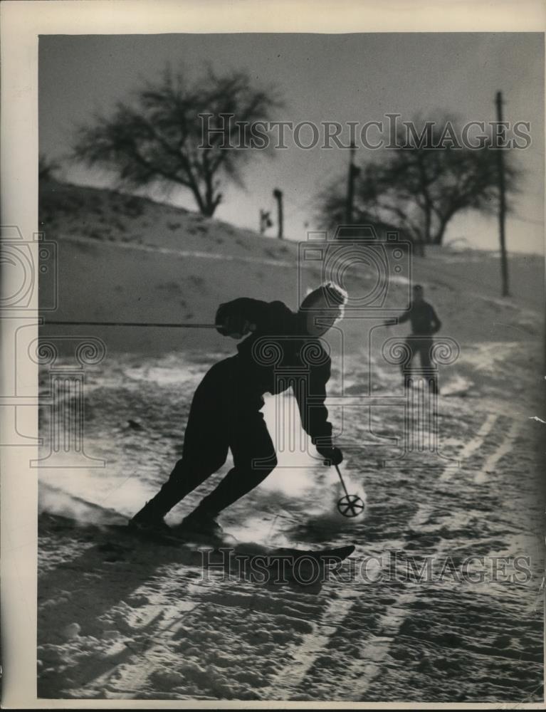 1949 Press Photo Cleveland Valley View ski club Mrs Betty Greeb on slopes - Historic Images