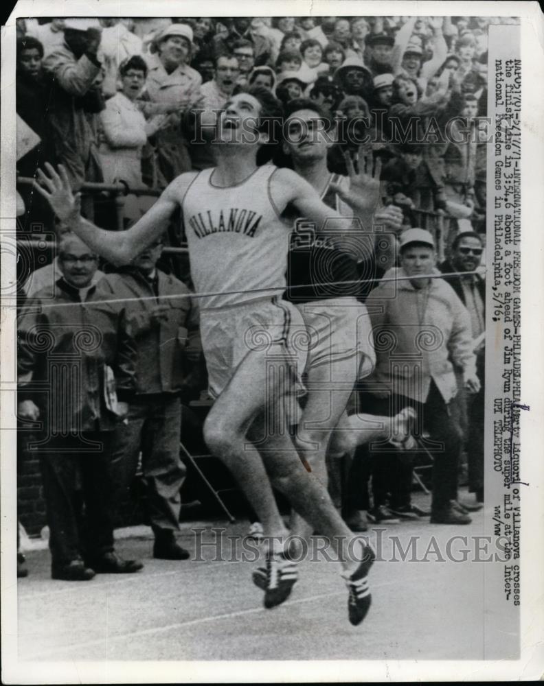 1971 Press Photo Marty Liquori of Villanova vs Jim Ryun in mile in 3:54.6 - Historic Images