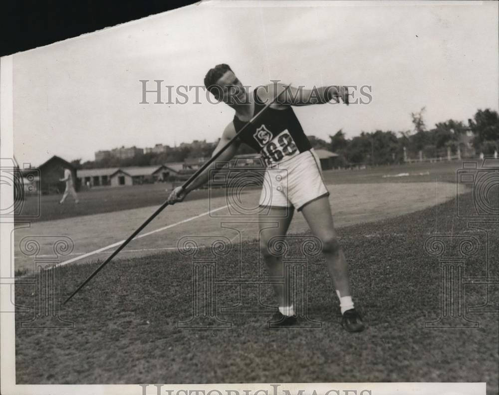 1933 Press Photo Frank Williamson of USC in javelin throw at IC4A meet - Historic Images