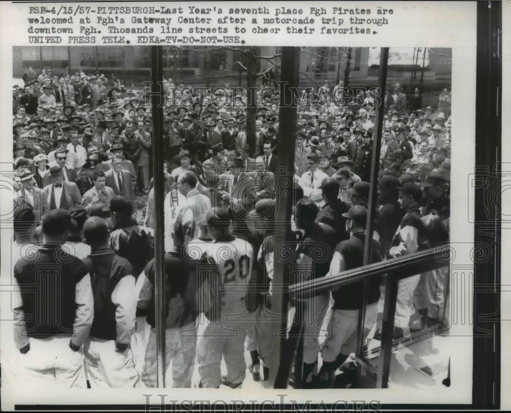 1957 Press Photo Pirates welcomed by fans at Pittsburgh Gateway Center - Historic Images