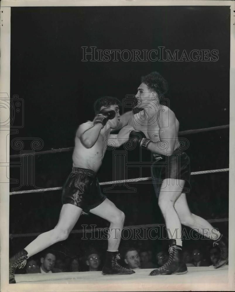 1947 Press Photo Two boxers in a battle in a boxing ring - net16492 - Historic Images