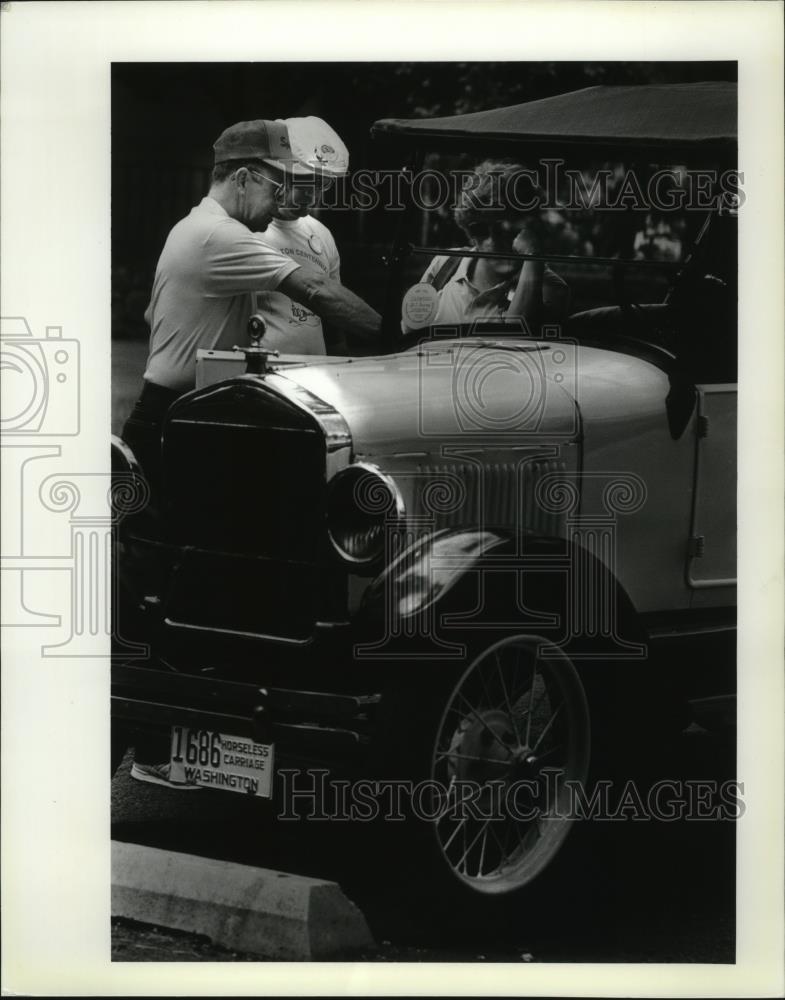 1989 Press Photo John Crawford and Phil Russell Looks Over 1926 Model T Ford - Historic Images