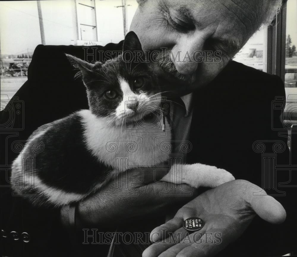 1984 Press Photo Warren Cox with Cat - spa29121 - Historic Images