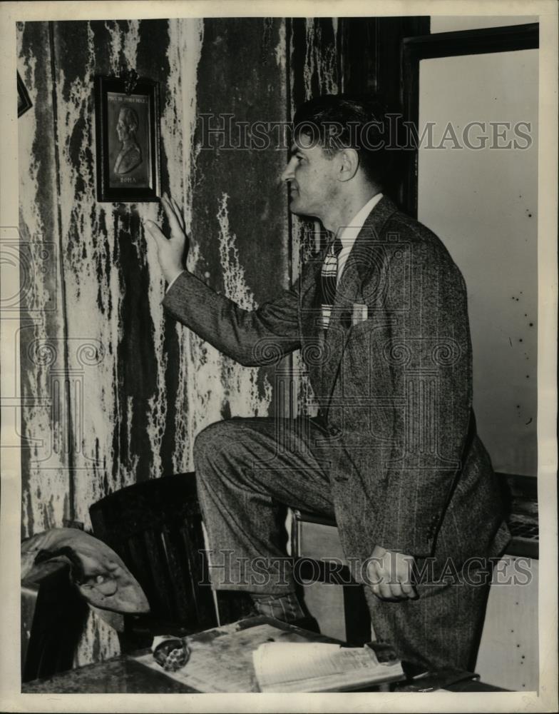 1945 Press Photo New York William Rosenthal at damaged 79th floor of Empire NYC - Historic Images