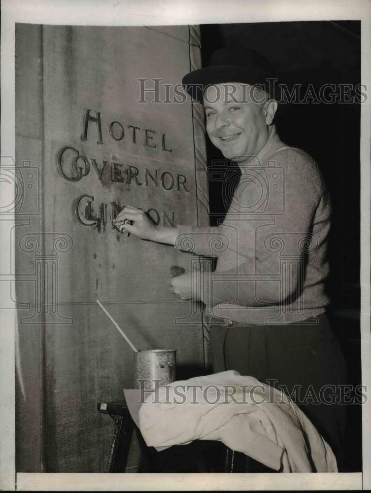 1944 Press Photo New York Robert J Glenn, GM of Gov Clinton Hotel cleans too NYC - Historic Images