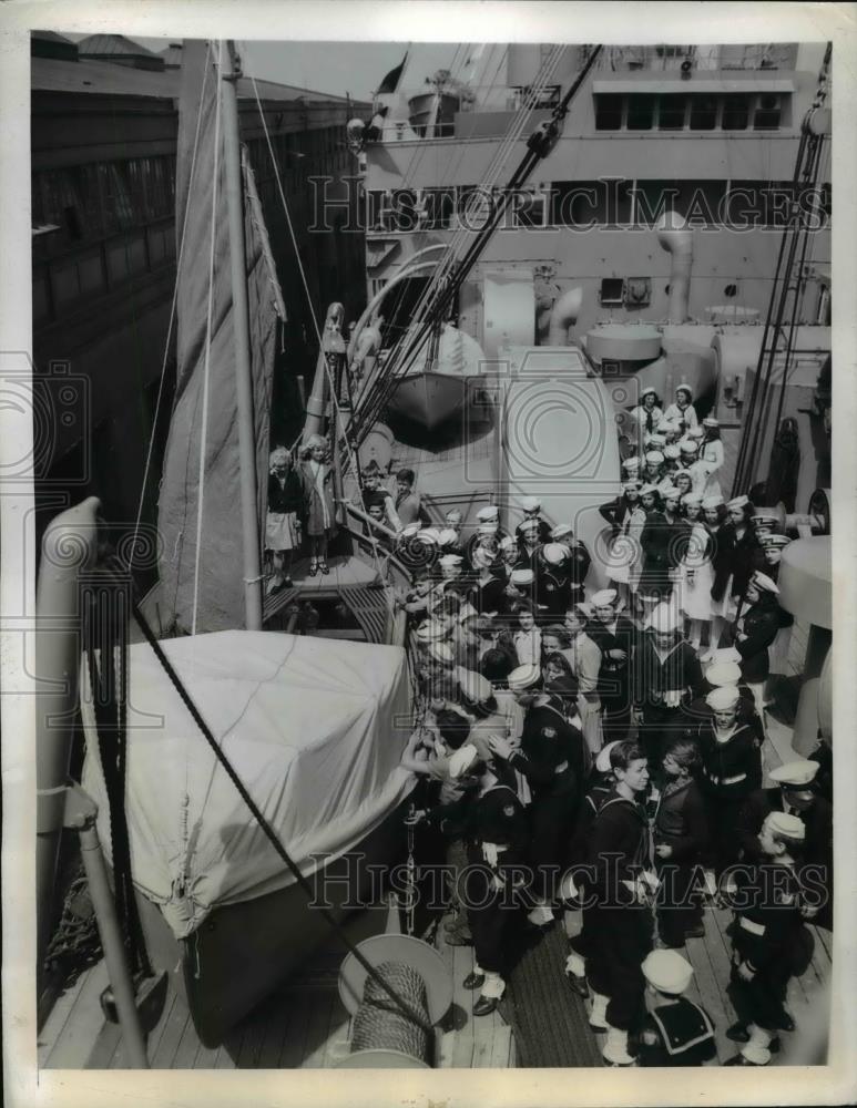 1944 Press Photo New York The American Seaman opened to public inspection NYC - Historic Images