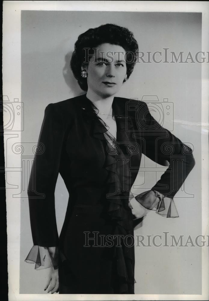 1944 Press Photo New York CBS actress Katherine Anderson models negligee NYC - Historic Images