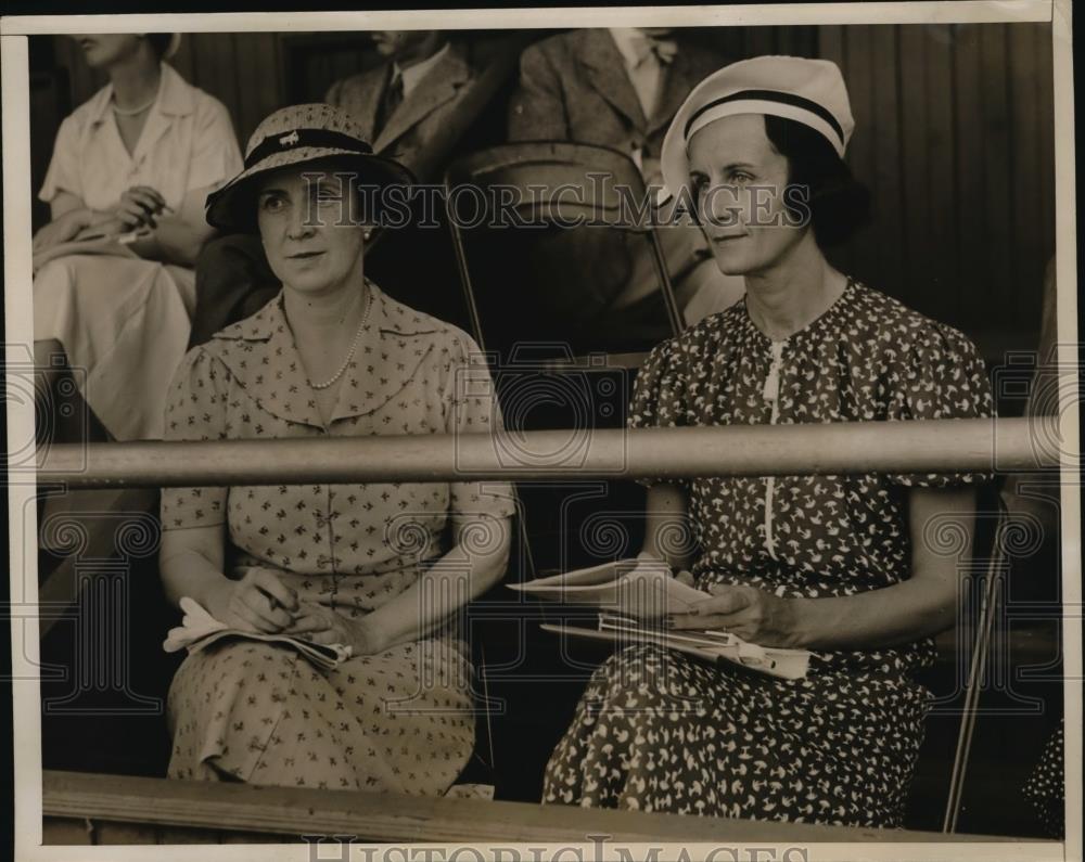 1937 Press Photo Mrs.Butler and Mrs.Colt at the Tuxedo Horse Show in N.Y. - Historic Images