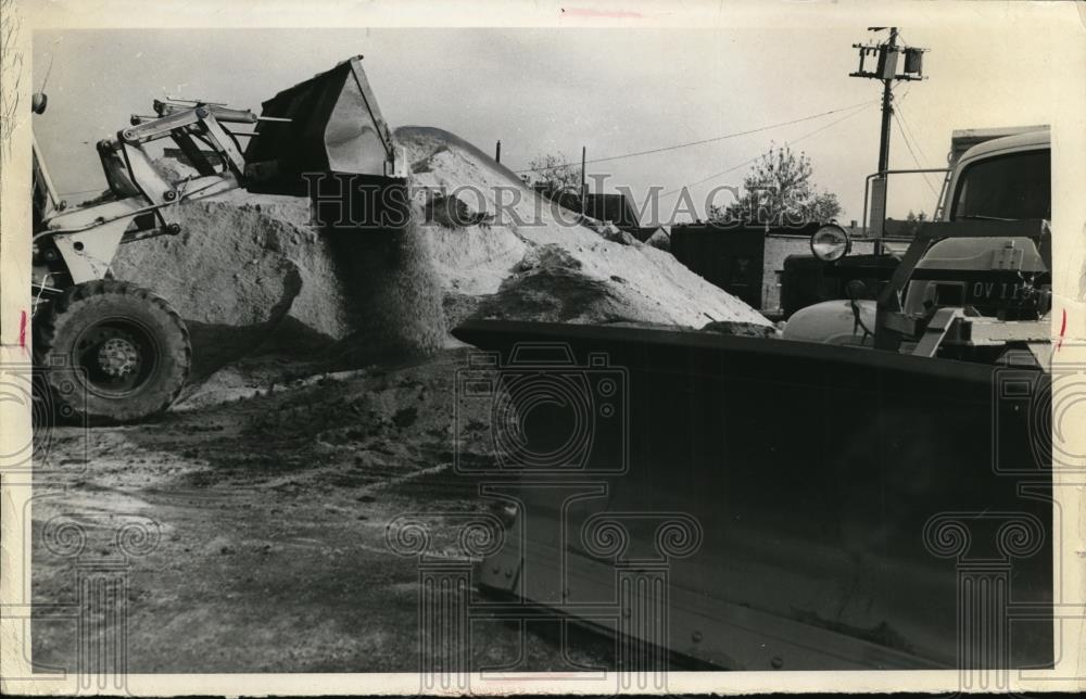 1972 Press Photo Mountain 750 Tons City Salt at The Dell Avenue Yards for Winter - Historic Images