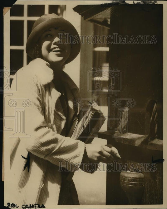 1924 Press Photo Student Refills Fountain Pen From Schools Bubbling Ink Fountain - Historic Images