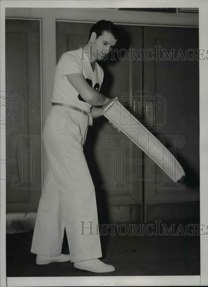 1938 Press Photo Ricardo demonstrates Jai Alai playing positions in NYC - Historic Images