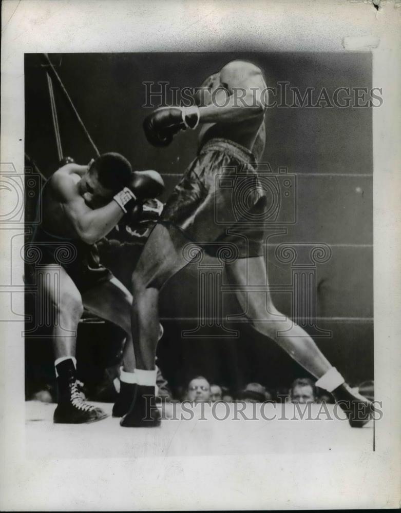 1944 Press Photo Two boxers in a boxing match - net17123 - Historic Images