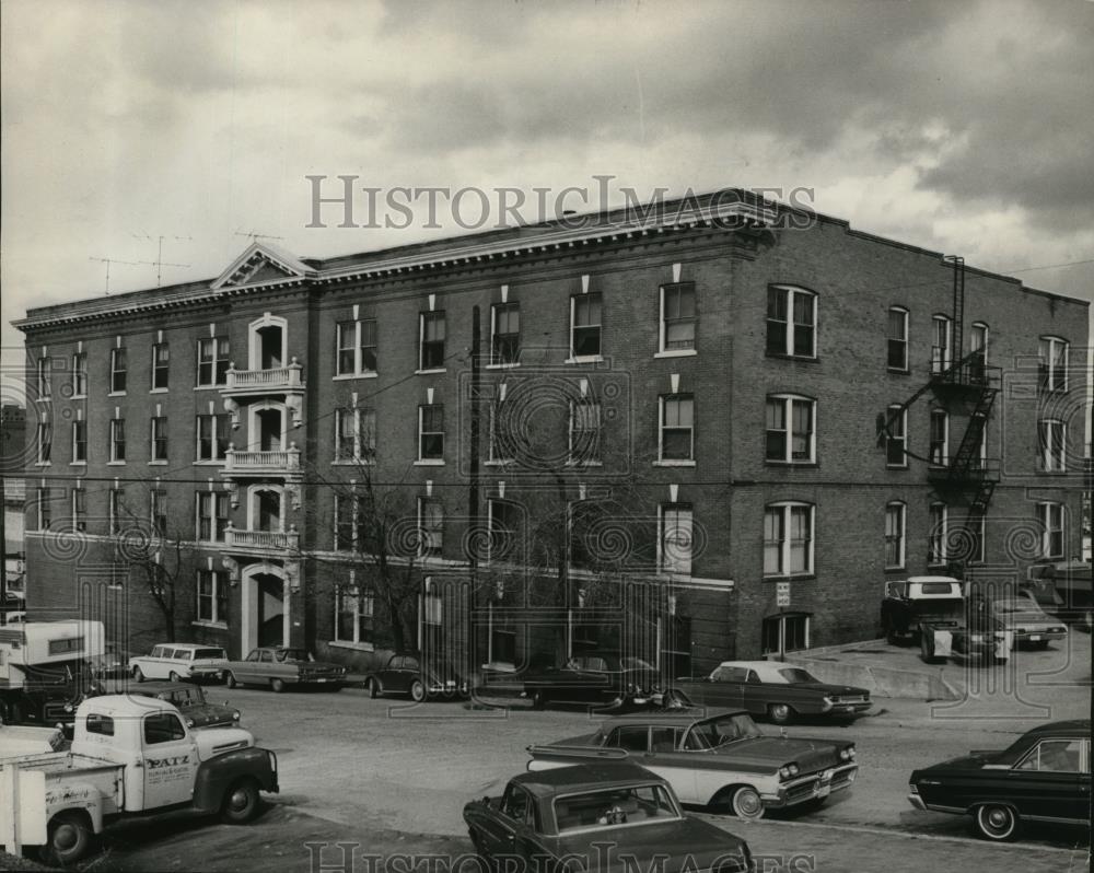 1987 Press Photo Four Story Brick Building Wilson Apartment - spa30157 - Historic Images