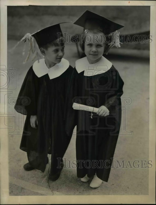 1944 Press Photo New York Louis Stone & Patricia McGarry graduate kindergar NYC - Historic Images