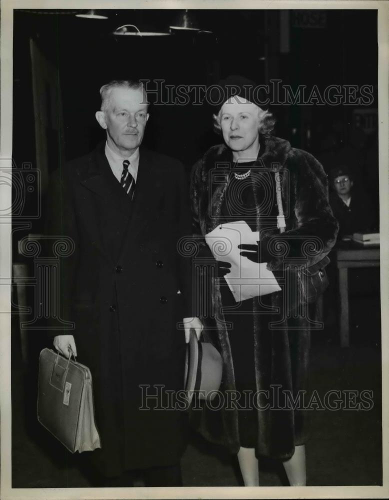 1944 Press Photo New York Mr/Mrs S Pinckney Tuck arrive Jersey City NYC - Historic Images