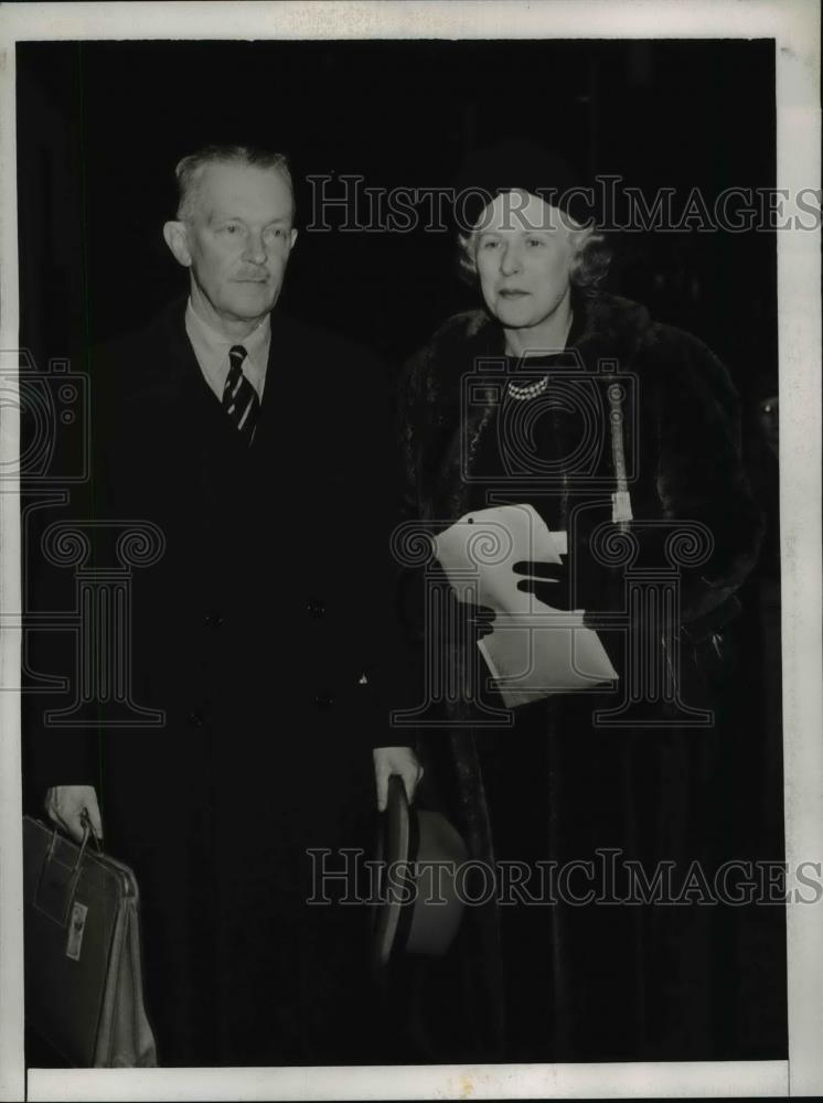 1944 Press Photo New York Mr/Mrs S Pinckney Tuck arrive Jersey City NYC - Historic Images