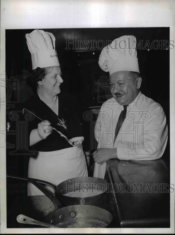 1944 Press Photo New York Mrs Mary Sossong with Hotel New Yorker Chef NYC - Historic Images