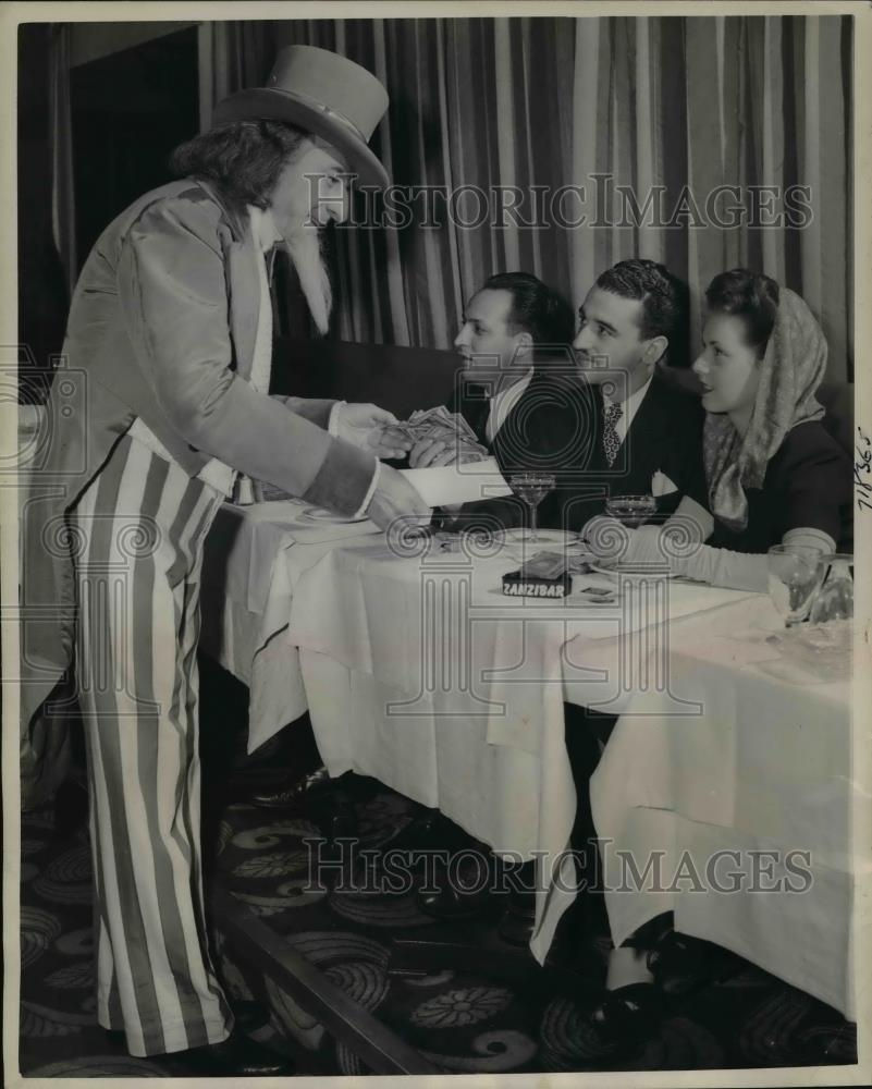 1944 Press Photo New York Henry Van Bousen collects club tax Cafe Zanzibar NYC - Historic Images