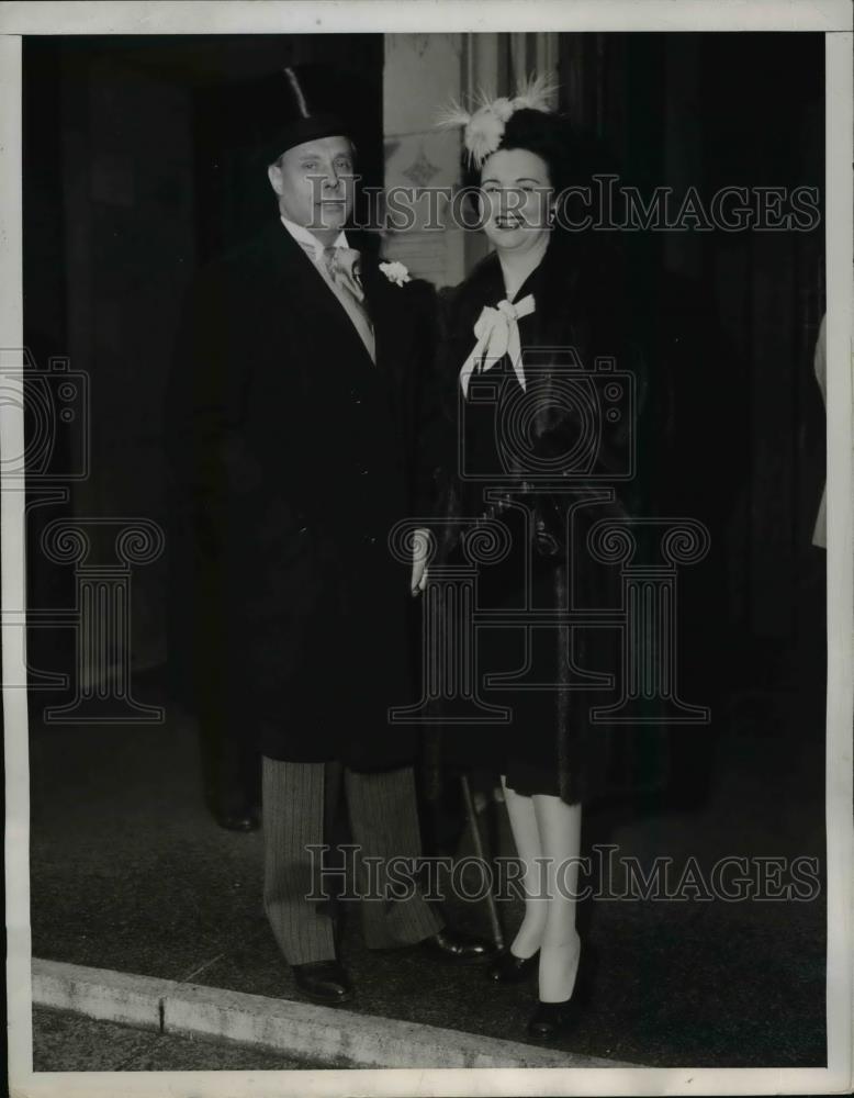 1944 Press Photo New York T.J. White at Easter parade with Miss Lee Bilinger NYC - Historic Images