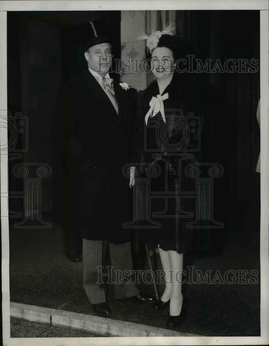 1944 Press Photo New York T.J. White at Easter parade with Miss Lee Bilinger NYC - Historic Images