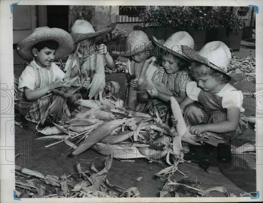 1946 Press Photo New York young farmers participate in husking bee NYC - Historic Images